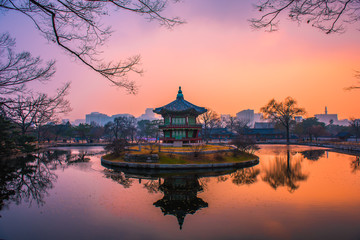 Obraz premium pagoda in gyeongbokgung palace seoul korea