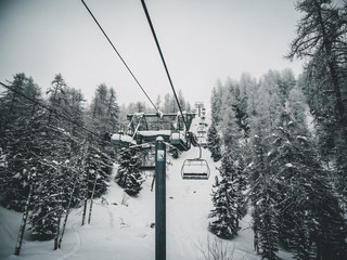 funicular de nieve en la montaña en las pista de esqui