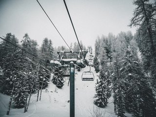 Obraz premium funicular de nieve en la montaña en las pista de esqui