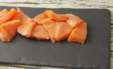 Sashimi au saumon sur une ardoise	