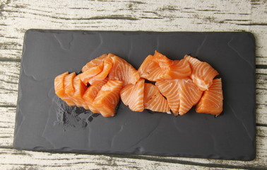 Sashimi au saumon sur une ardoise	