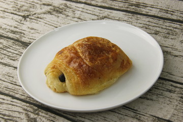 Pain au chocolat sur une assiette