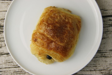 Pain au chocolat sur une assiette