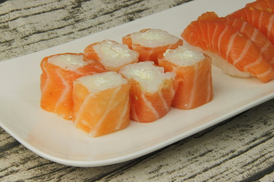 Sushi et maki au saumon