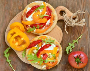 Mini pizza with bell pepper, cottage cheese and herbs