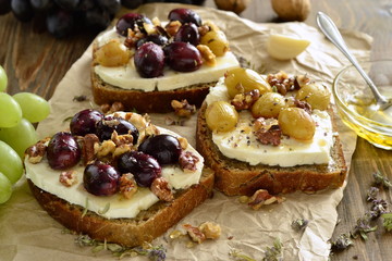 Crostini with roasted grapes, goat cheese, walnuts and honey