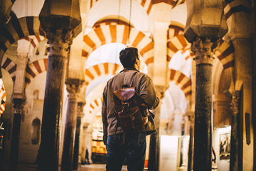 chico en mezquita de Córdoba