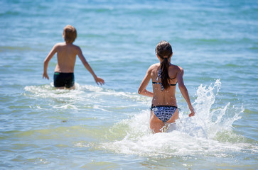 Naklejka premium children running on the sea