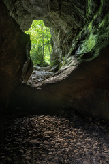Vista desde el interior de entrada a la una cueva de paredes verde intenso. Cueva del Ib&oacute;n, Valle de Roncal, Espa&ntilde;a