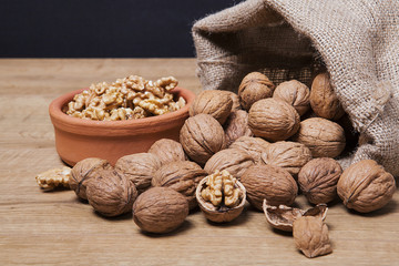 torbada ve kasede cevizler