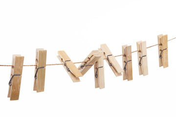 çamaşır ipindeki mandallar