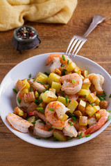 Shrimps with scallions and crispy potatoes