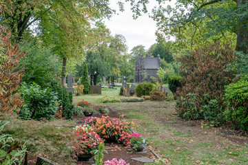 Blick über den Friedhof zur Kapelle