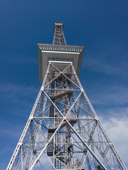  Berliner Funkturm am Messegelände mit Wolken und blauen Himmel