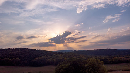 les rayons de soleil à travers un nuage pendant un orage 