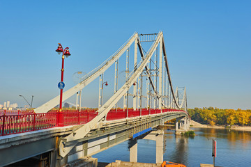 Obraz premium Pedestrian bridge across the Dnieper River, autumn landscape, Kiev