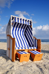 Kosze plażowe na plaży w Kołobrzegu - obrazy, fototapety, plakaty