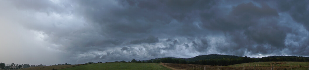 Obraz na płótnie Canvas panorama sur un ciel orageux au dessus de la campagne