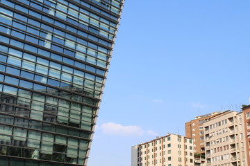 Edificio moderno in città - vetro e acciaio
