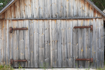 Fototapeta na wymiar old wooden gate to the barn shed