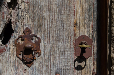 Puerta de madera antigua con apliques de hierro oxidado. Construcción tradicional en Tras-os-montes. Norte de Portugal
