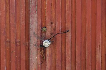 Puerta metálica marrón