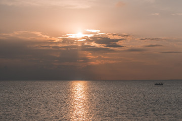 Sol y nubes en el horizonte