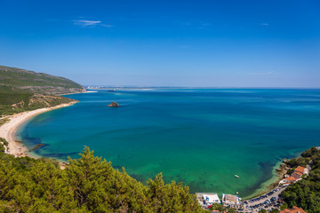 Fototapeta na wymiar Amazing blue water beach in Arrábida, Alentejo in Portugal