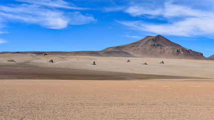Fototapeta na wymiar Rock formations and volcanic landscapes of the Salvador Dali Desert, Reserva Eduardo Avaroa, Sud Lipez province, Bolivia