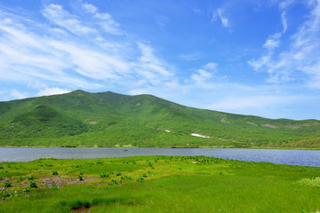知床　秘境　羅臼湖、知西別岳を望む
