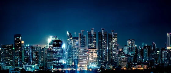 Foto op Plexiglas Nachtblauw panoramisch landschapslandschap van gebouwen en wolkenkrabbers in de centrale zakenwijk van de stad Bangkok bij nigjt