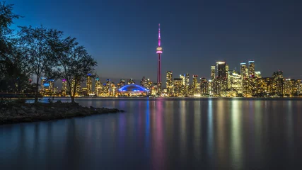 Foto op Plexiglas Long exposure of Toronto, Ontario - Canada. Bright sky with a smooth water surface. Beautiful city lights seen from the Toronto Island © Daniel Avram