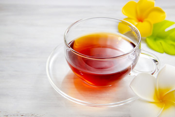 透明グラスに入ったノンカフェインのルイボスティー。プルメリア。