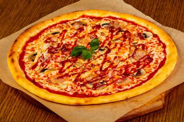 Pizza with ham and mushroom