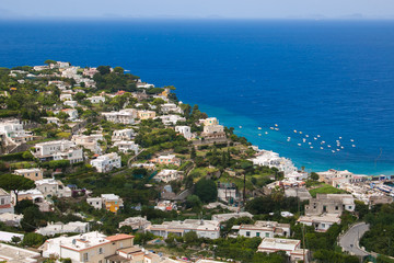 Fototapeta na wymiar Veduta idilliaca di Capri sul mar Tirreno, Campania, Italia