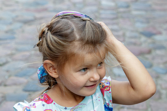 little girl shows cr&egrave;ches
