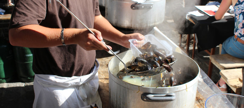 Lille (France) - Moules &agrave; la Braderie de Lille