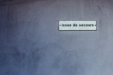 Plaque en métal issue de secours