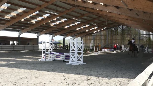 jolie cavali&egrave;re en  cso au ralenti (slow motion)
