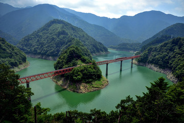 静岡県川根本町 大井川鉄道 ダム湖に浮かぶ「奥大井湖上駅」