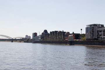 Obraz premium teil ansicht der deutzer brücke und die skyline am rhein ufer fotografiert während einer sightseeing bootstour auf dem rhein in köln deutschland