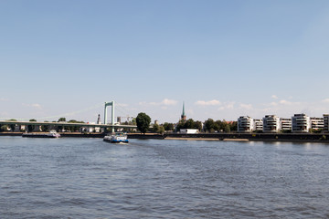 total ansicht der muehlheimer brücke und der umgebung am rhein ufer fotografiert während einer sightseeing bootstour auf dem rhein in köln deutschland