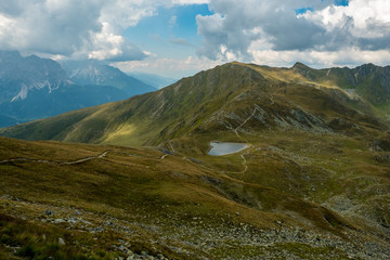 Fototapeta premium Idylliczny alpejski krajobraz z górskim jeziorem