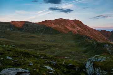 Sonnenaufgang über einer Alm in Österreich