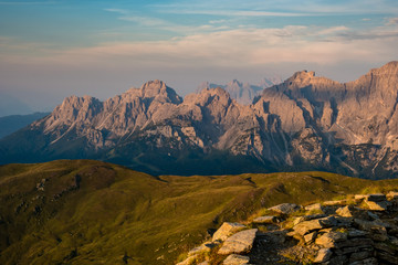 Sonnenaufgang über den Dolomiten in Sexten