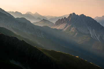 Stimmungsvoller Sonnenaufgang in den österreichischen Dolomiten