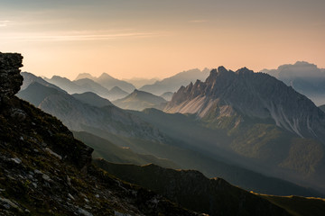 Obraz premium Morgendliche Lichtstimmung mit Nebel in den Tälern in Österreichs Bergen