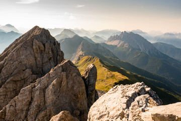 Markante Gebirgslandschaft in den &ouml;sterreichischen Dolomiten nahe der Grenze zu Italien