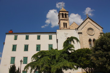 Fototapeta na wymiar Chorwacja, Szybenik - Kościół św. Franciszka z XIV wieku i klasztor Franiszkanów.