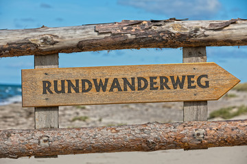 Fototapeta premium Rundwanderweg, Schild aus Holz am Ostseestrand